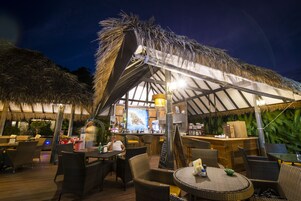 供应早餐、午餐和晚餐，国际美食