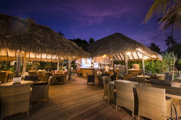 Melayani sarapan dan makan siang dengan sajian masakan internasional