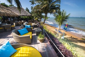 En la playa, kayak