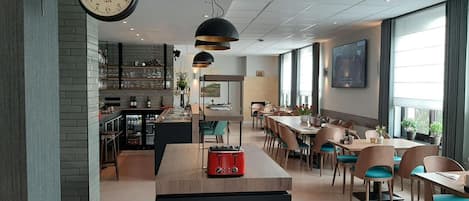 Breakfast and dinner served, local cuisine