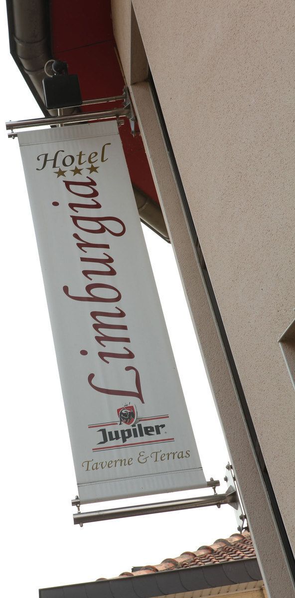 Un letrero de hotel con el nombre "Hotel Limbergia" y la marca "Jupiler".