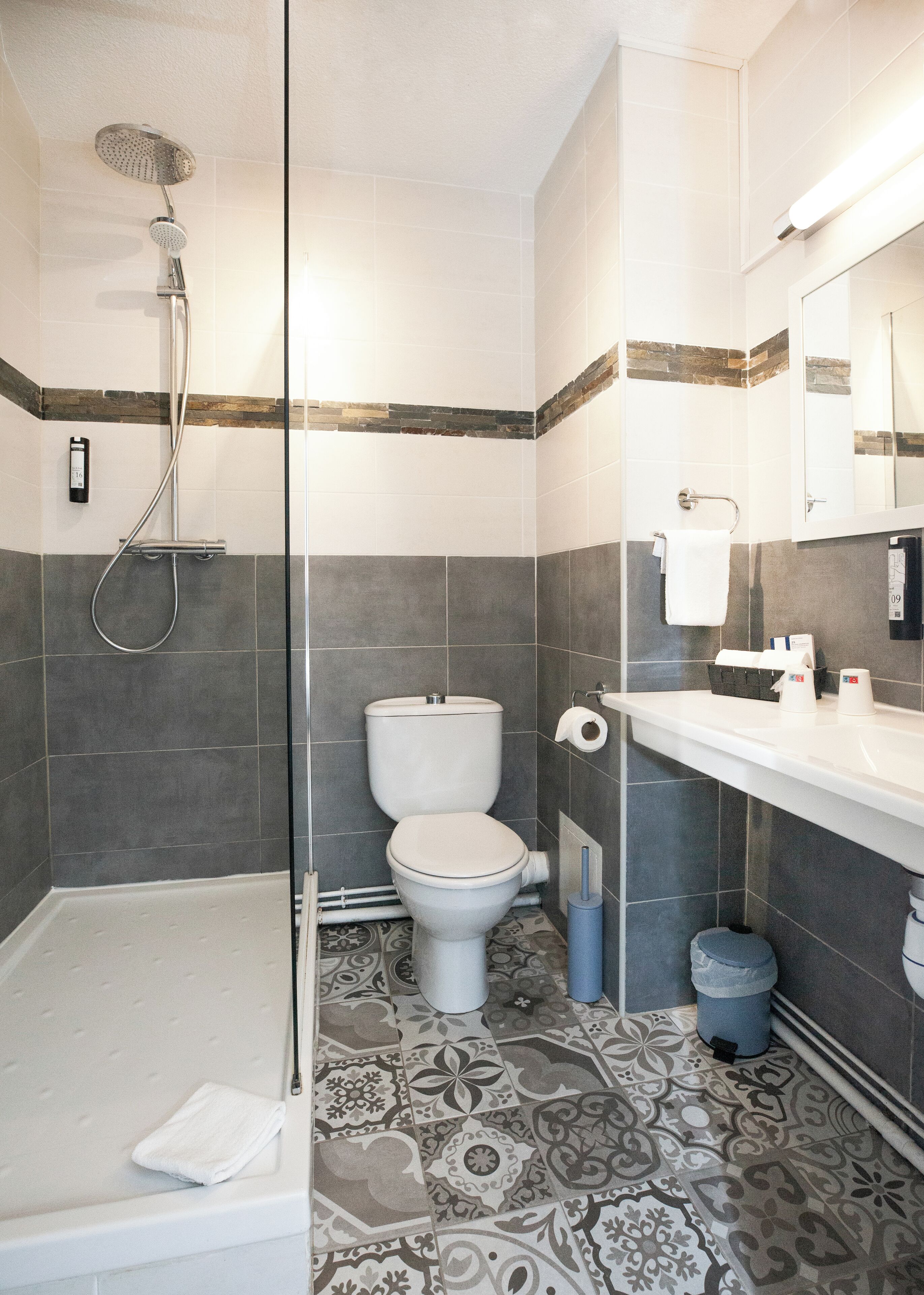 superior single room | bathroom | free toiletries, towels, soap, shampoo
