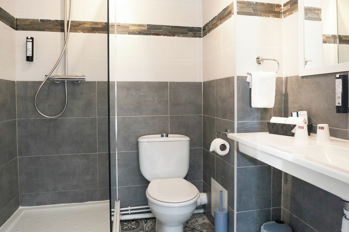 superior single room | bathroom | free toiletries, towels, soap, shampoo