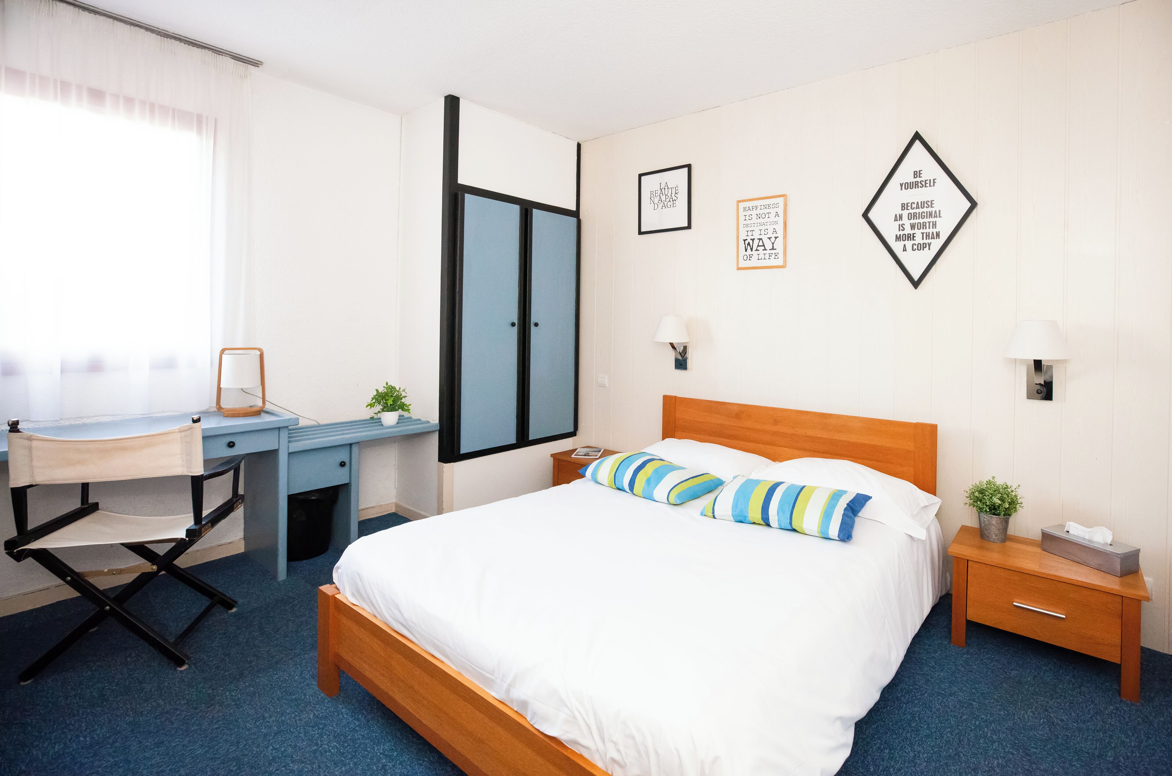 hypo-allergenic bedding, desk, free wifi, bed sheets