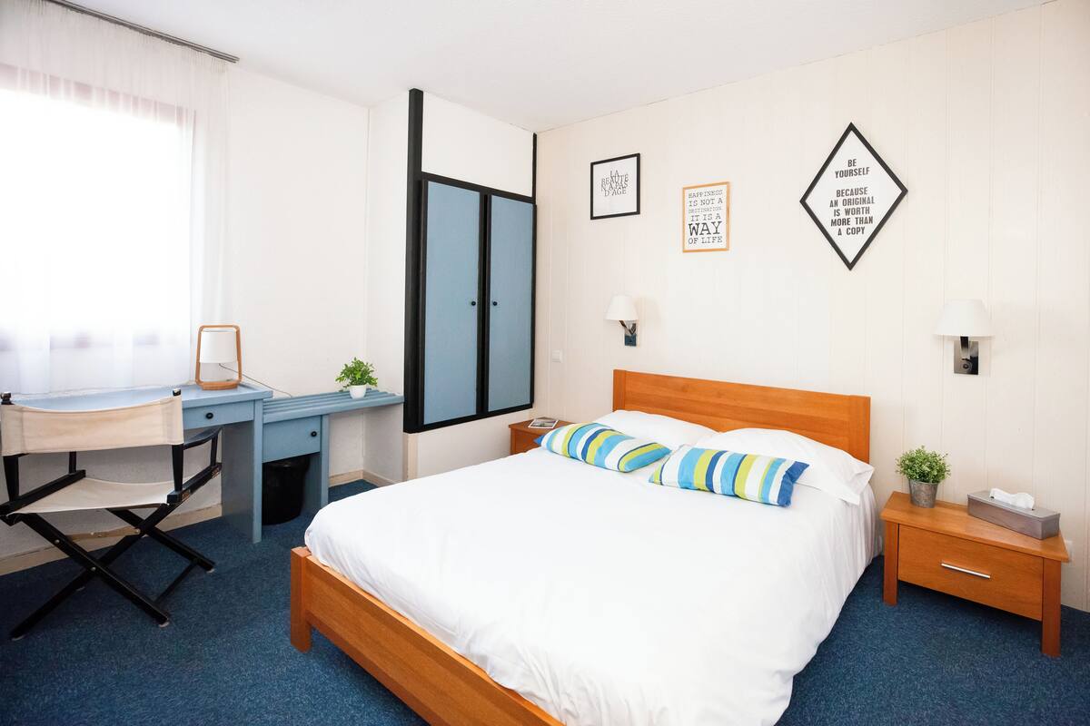 hypo-allergenic bedding, desk, free wifi, bed sheets