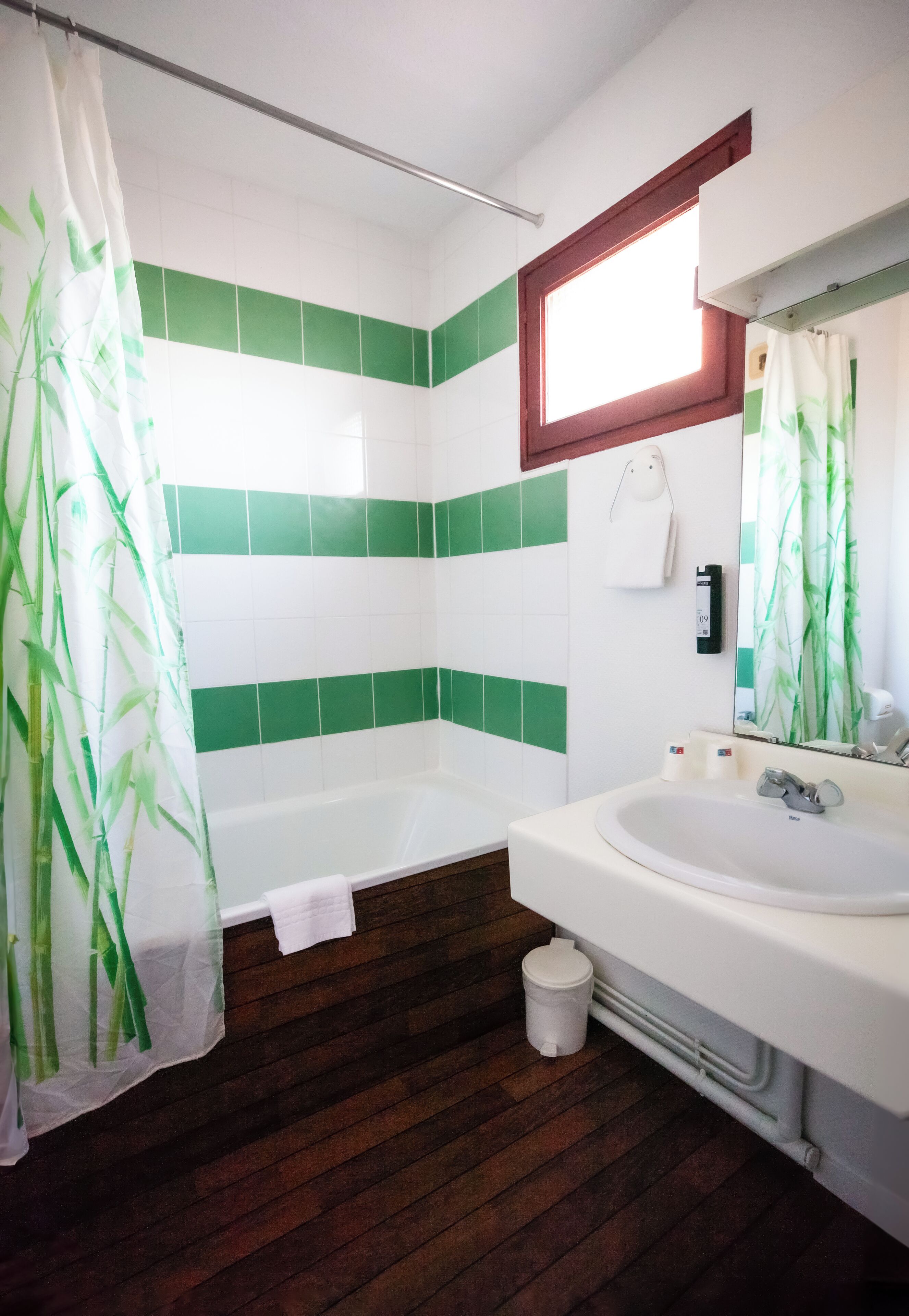 basic double or twin room | bathroom | free toiletries, towels, soap, shampoo