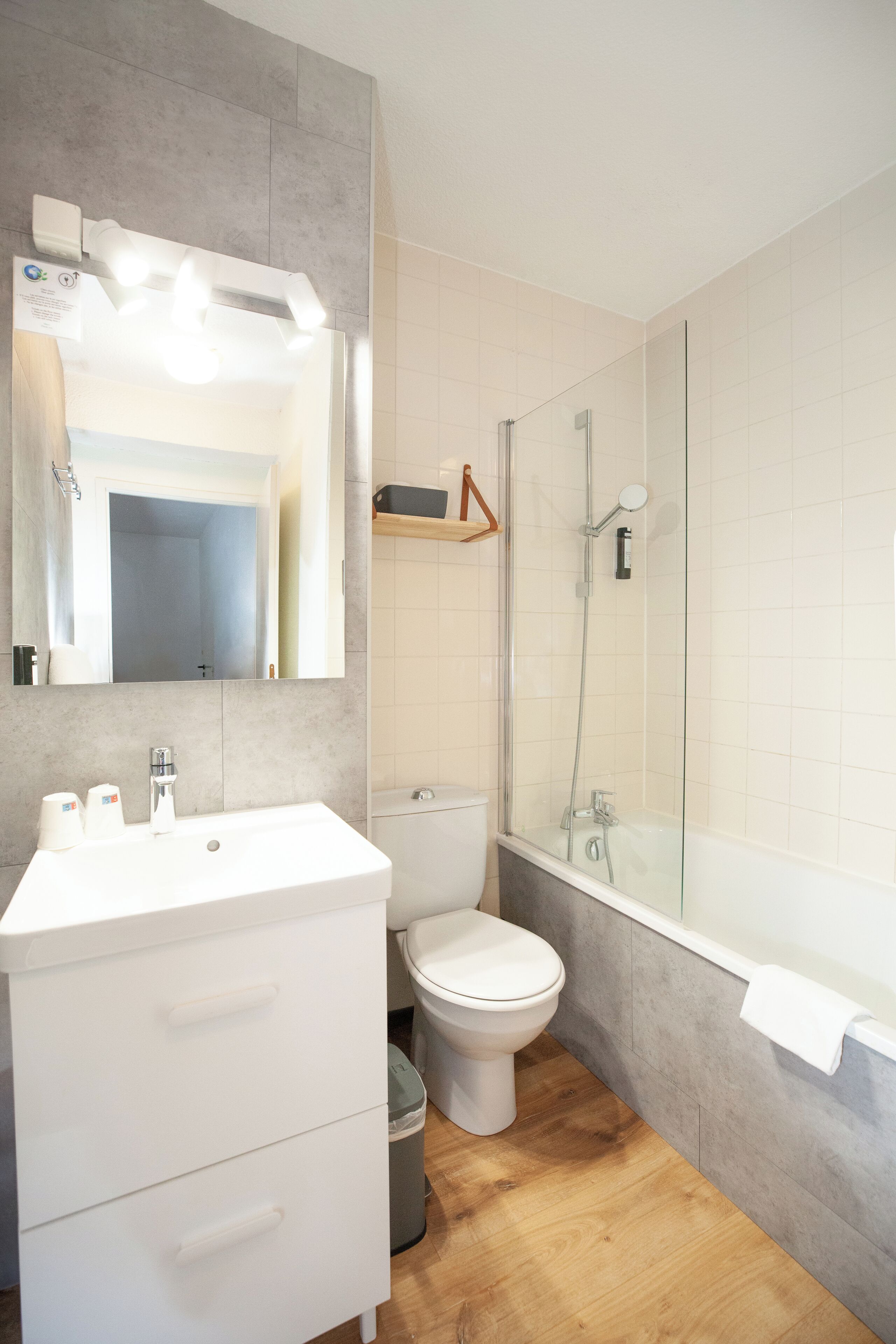 superior double room | bathroom | free toiletries, towels, soap, shampoo