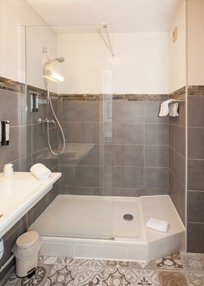 Habitación doble superior | Baño | Artículos de higiene personal gratuitos, toallas, jabón y champú