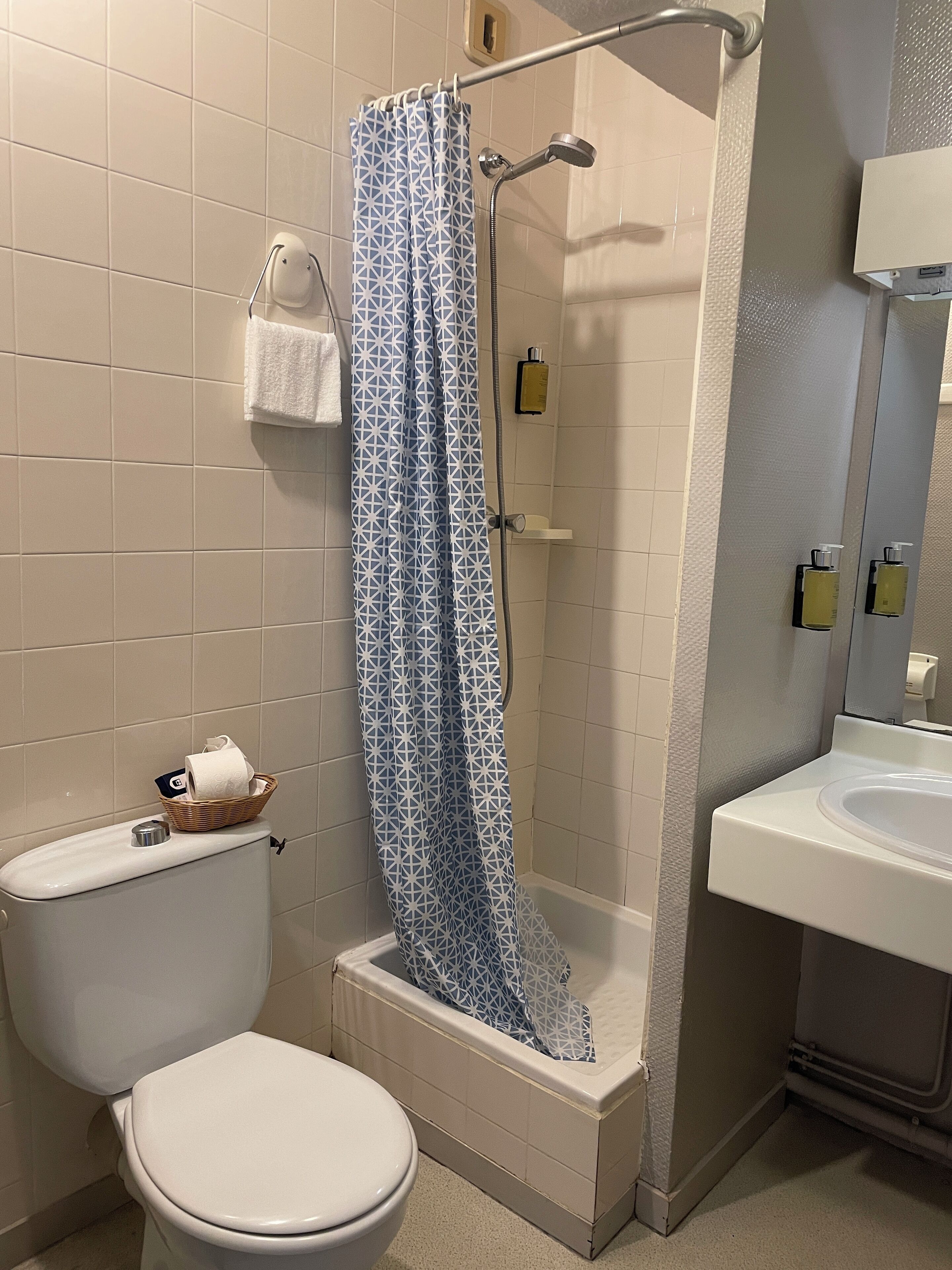economy room | bathroom | free toiletries, towels, soap, shampoo