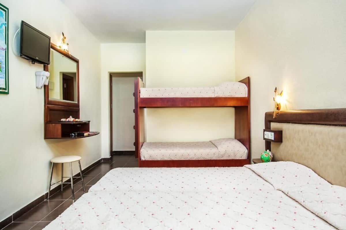 Chambre Familiale | 1 chambre, chambres insonorisées, lits bébé (gratuits), draps fournis
