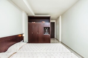Soundproofing, free cots/infant beds, bed sheets - Elinotel Polis Hotel (Kassandra)