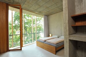 Desk, free cots/infant beds, bed sheets