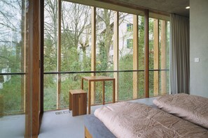 Escritorio, cunas gratuitas y ropa de cama 