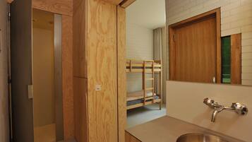Une petite salle de bain avec un meuble-lavabo en bois, un évier et un miroir.