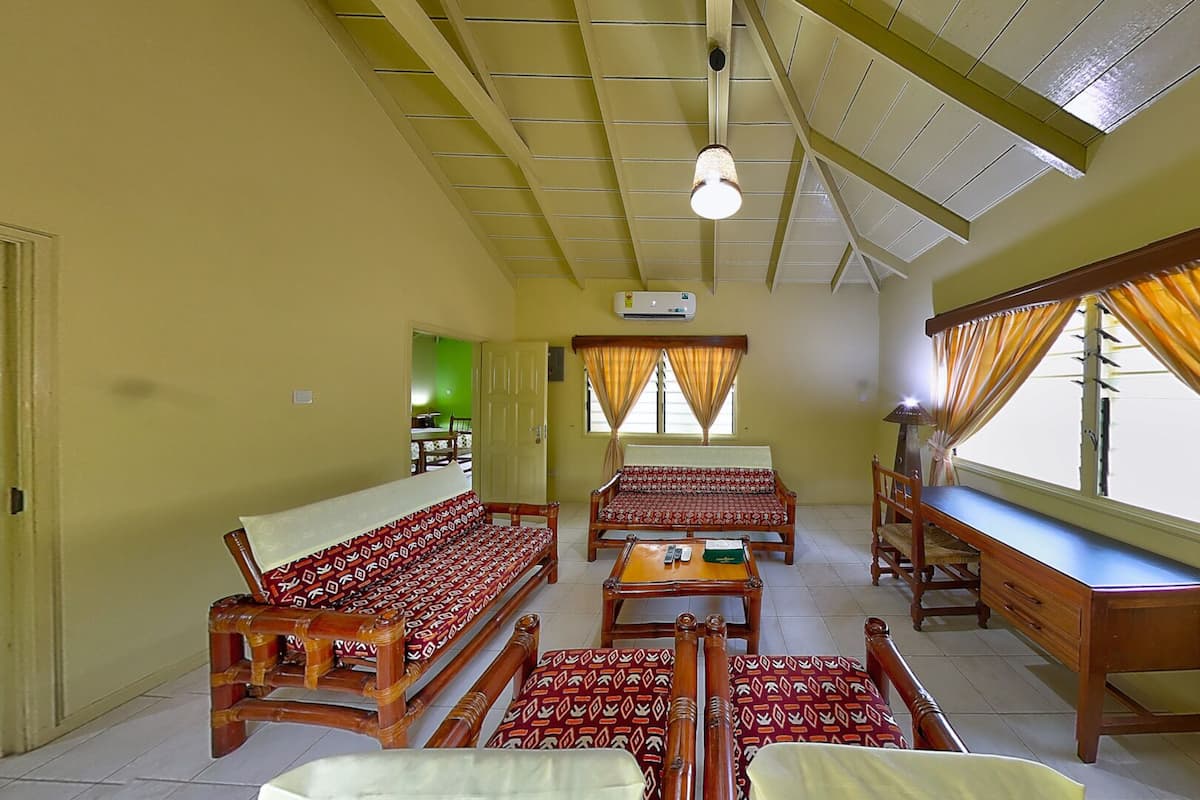 Habitación doble familiar | Área de sala de estar