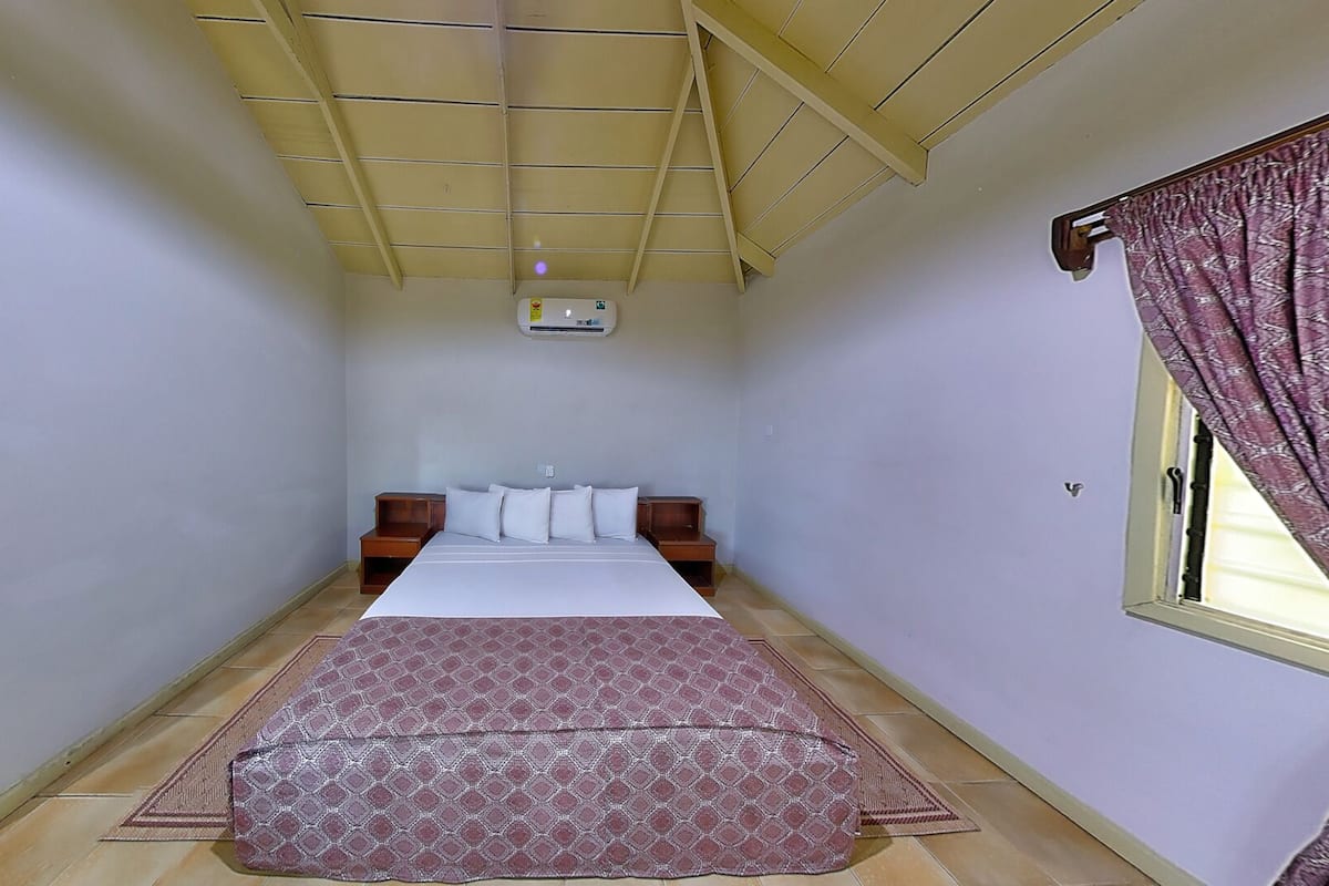 Habitación estándar con 1 cama matrimonial o 2 individuales | Camas con pillow-top, caja de seguridad en la habitación y escritorio