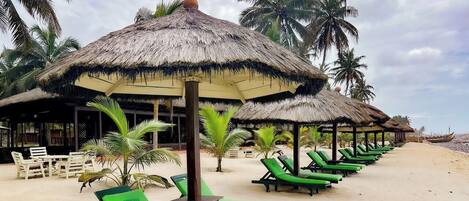 Plage privée, sable blanc, chaises longues, parasols