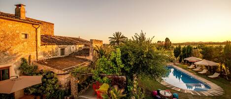 Piscine extérieure, parasols de plage, chaises longues