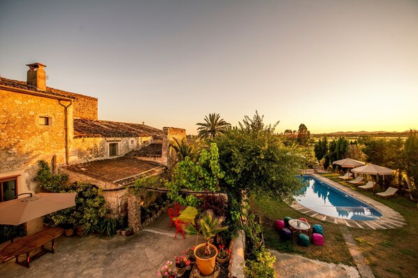 Outdoor pool, pool umbrellas, sun loungers - Fincahotel Son Valls (Felanitx)