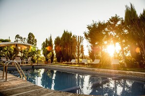 Utendørsbasseng, bassengparasoller og solsenger