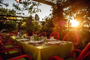 Middag serveres, middelhavsretter