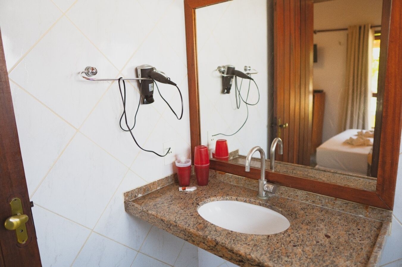 combined shower/bathtub, towels