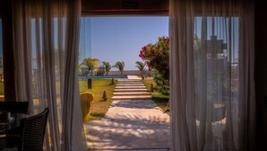 A hotel room with a view of a pool and a garden. - Hotel Vila Jardim (Beberibe)