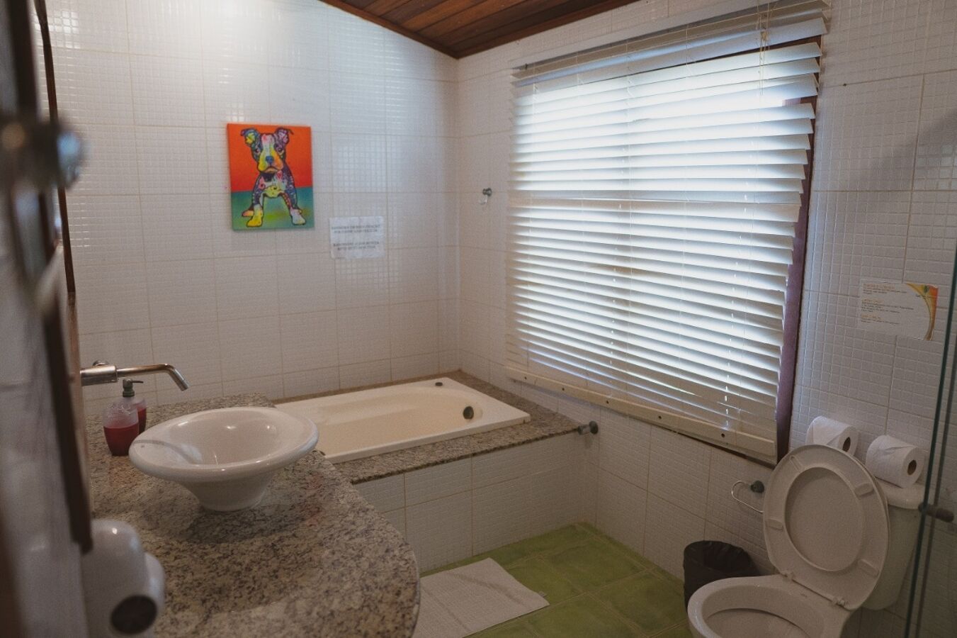 luxury chalet, jetted tub (doble) | bathroom | combined shower/bathtub, towels