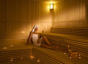Un sauna, una bañera de hidromasaje, baño turco, baño turco/hammam