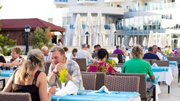 2 restaurants; breakfast, lunch and dinner served