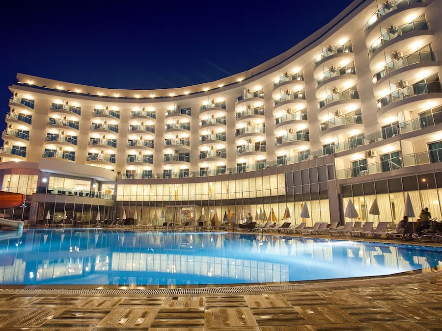 Piscina interna, 3 piscinas externas, guarda-sóis, espreguiçadeiras