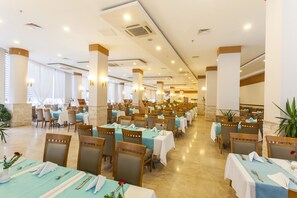 2 restaurants, breakfast, lunch, dinner served; international cuisine 