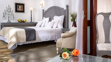 Minibar, decoración personalizada, escritorio y cortinas blackout 