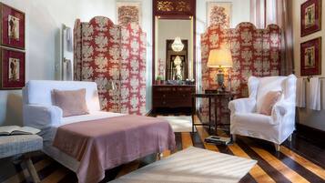 Suíte Presidencial Dom Pedro I | 1 bedroom, minibar, individually decorated, desk