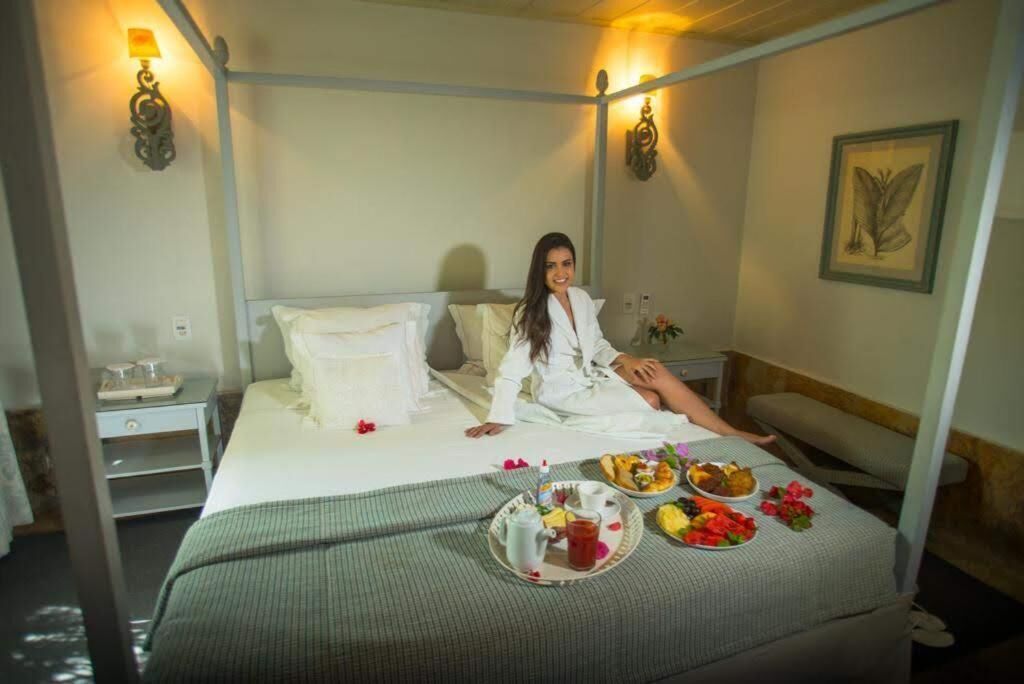 Minibar, decoración personalizada, escritorio y cortinas blackout 