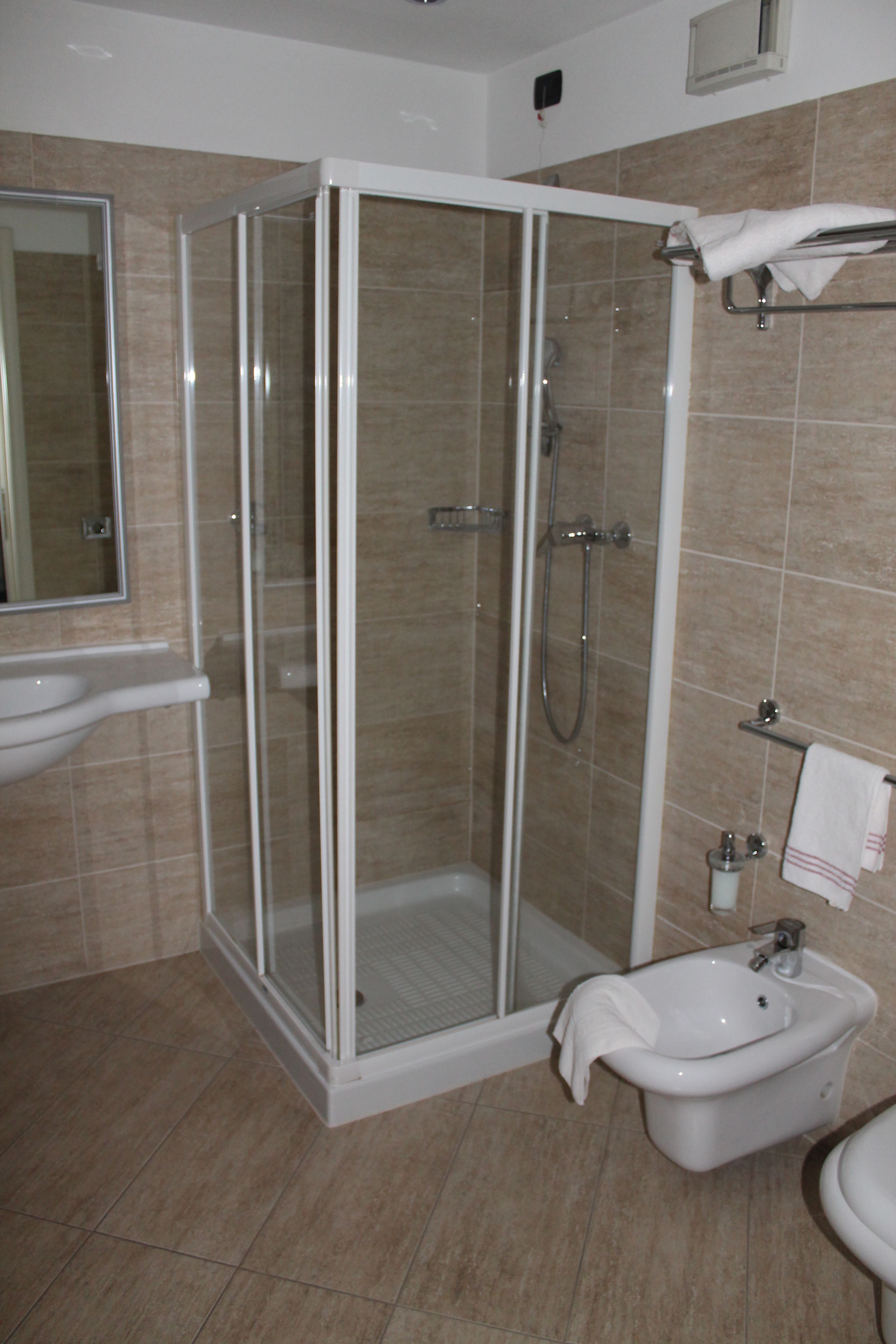 triple room | bathroom | shower, free toiletries, hair dryer, bidet