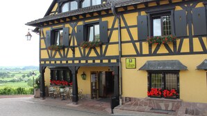 A traditional half-timbered building with a sign reading "Logis". - Hotel Arnold (Itterswiller)