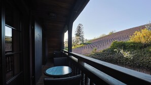 A wooden balcony with a view of terraced vineyards. - Hotel Arnold (Itterswiller)