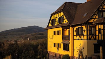 A traditional half-timbered building with a sign for 'Arnold Hotel SPA'.