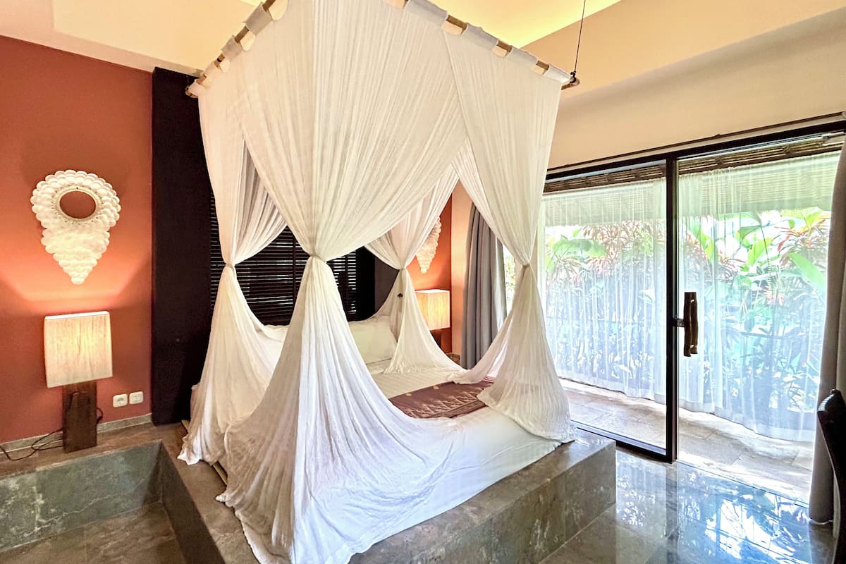 Ylelliset vuodevaatteet, Tempur Pedic -patjalliset sängyt, minibaari