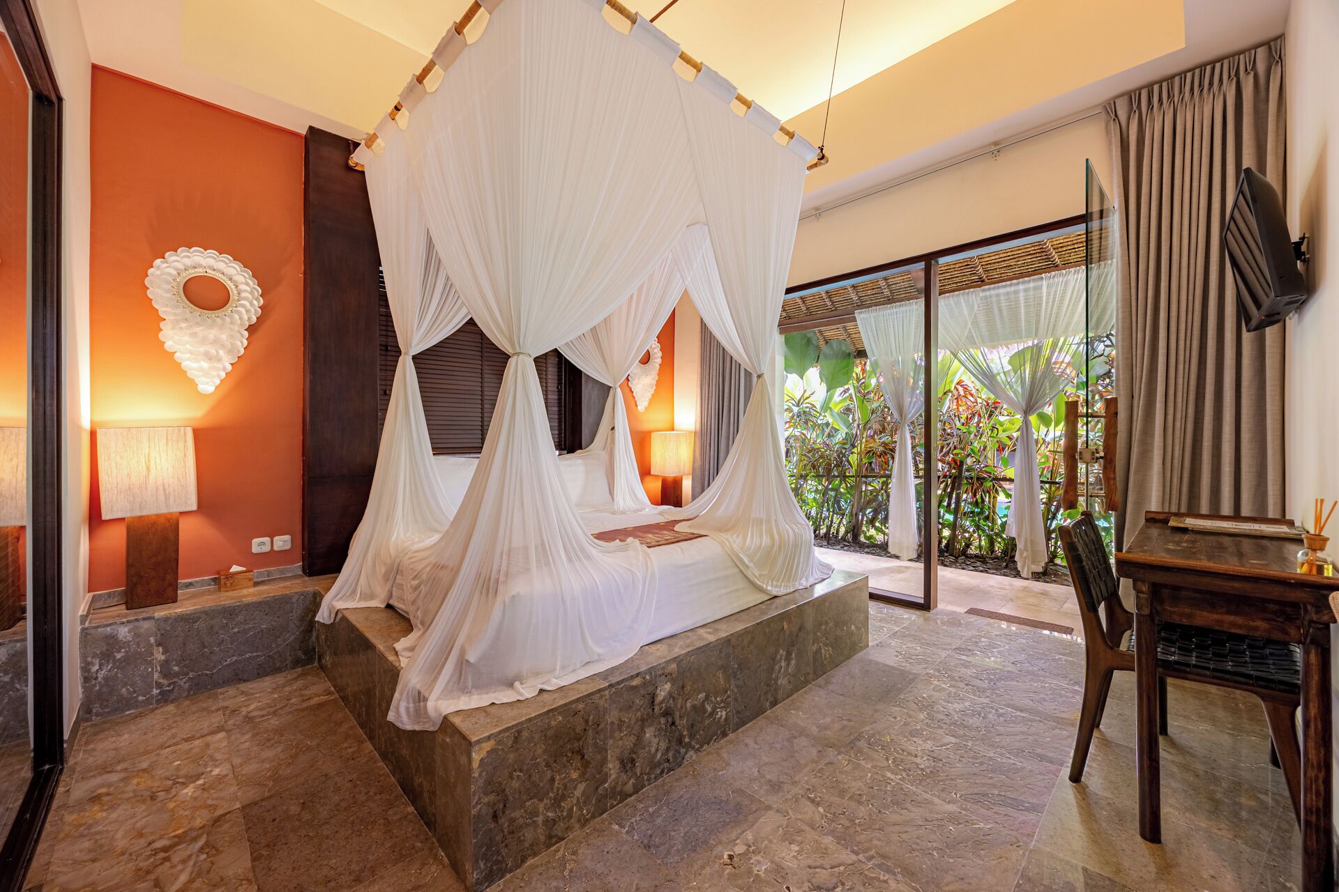 Premium bedding, Tempur-Pedic beds, minibar, in-room safe