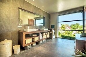 時尚別墅, 2 間臥室, 私人泳池, 花園 | 浴室 | 淋浴設備、雨淋花灑、免費梳洗用品、風筒