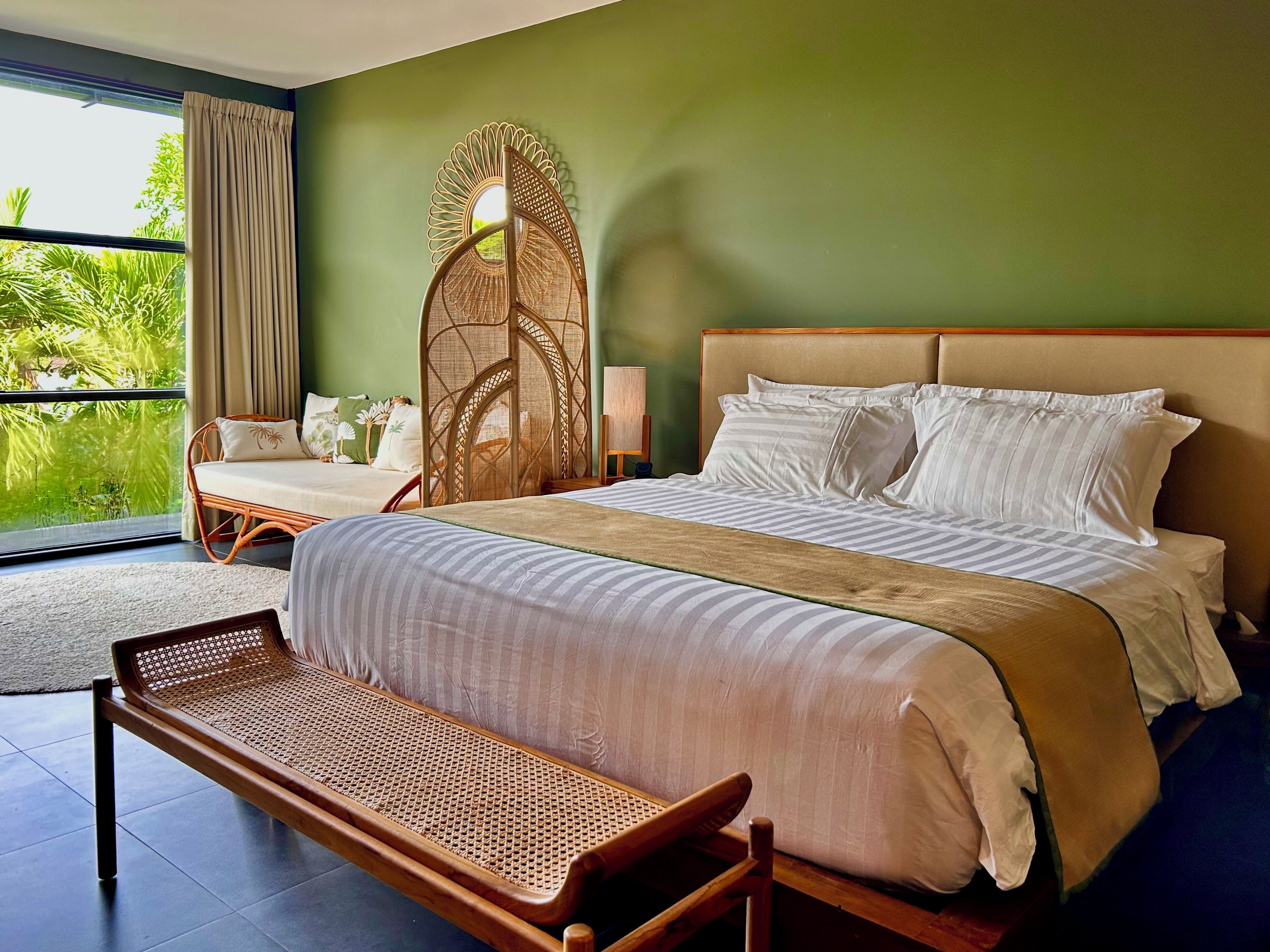 Ropa de cama de alta calidad, colchones Tempur-Pedic y minibar 