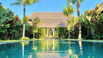 Premium bedding, Tempur-Pedic beds, minibar, in-room safe