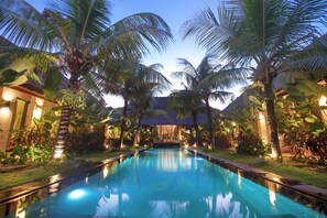 Outdoor pool, sun loungers - Karmagali Boutique Suites & Private villas (Denpasar)
