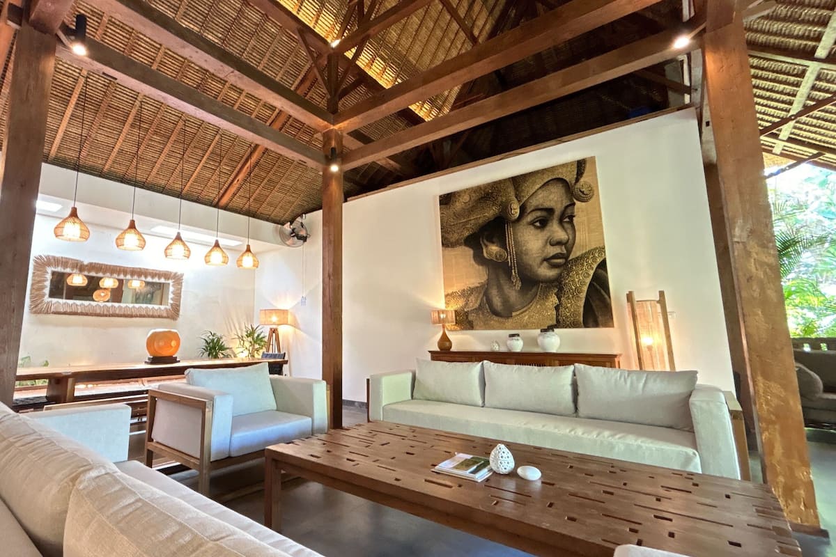 50–tuumainen äly-TV, jossa kaapelikanavat