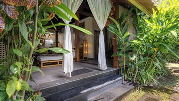 Premium bedding, Tempur-Pedic beds, minibar, in-room safe