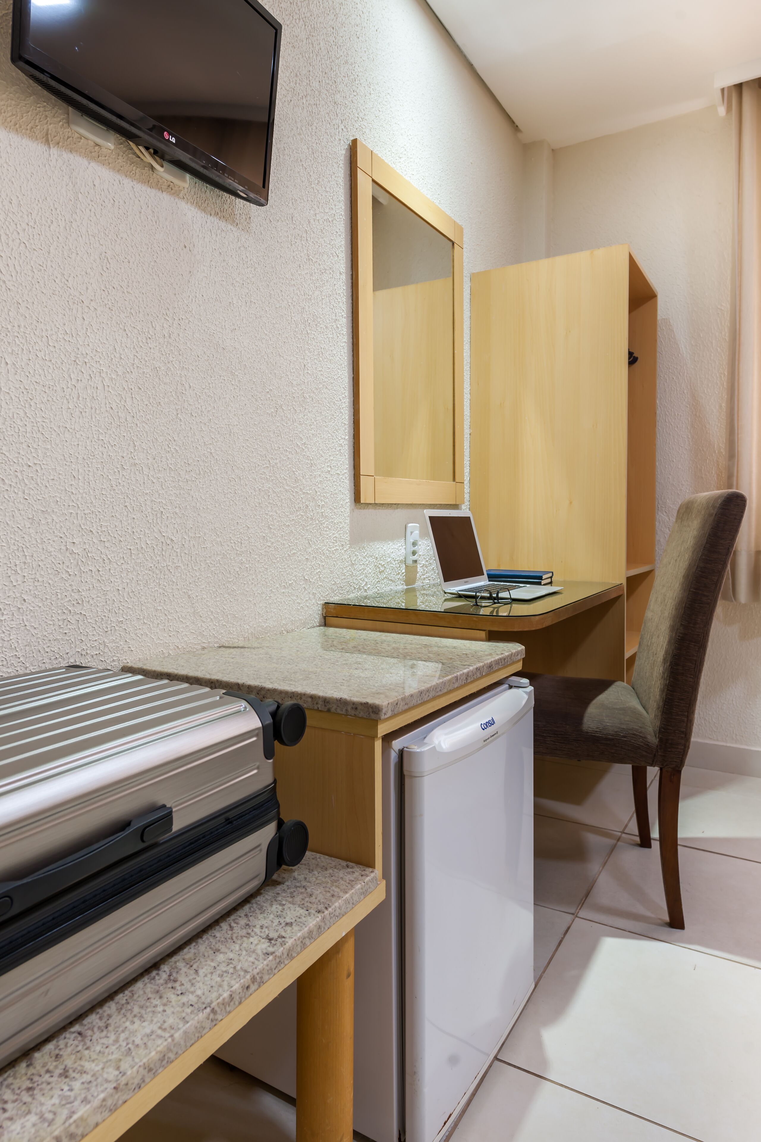 standard room (1 cama casal + 1 cama solteiro) | 1 bedroom, hypo-allergenic bedding, in-room safe, desk