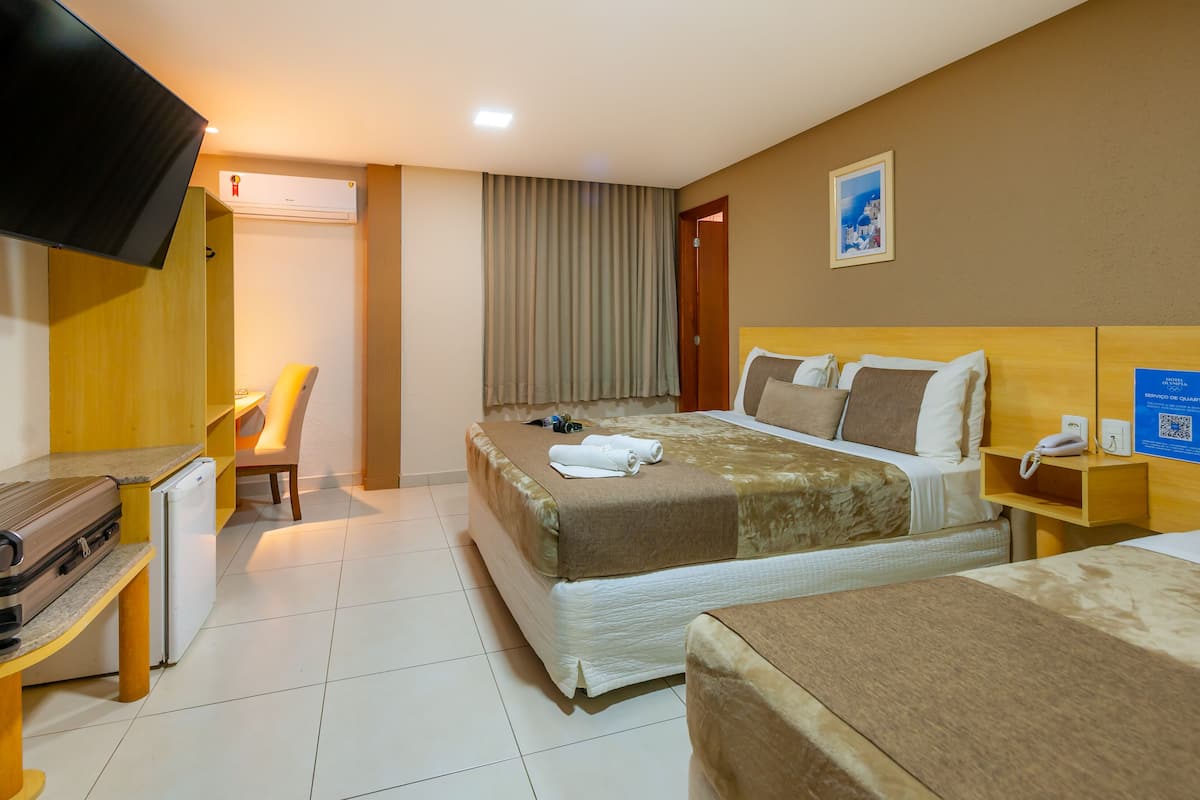 superior room (1 cama casal + 1 cama solteiro) | 1 bedroom, hypo-allergenic bedding, in-room safe, desk