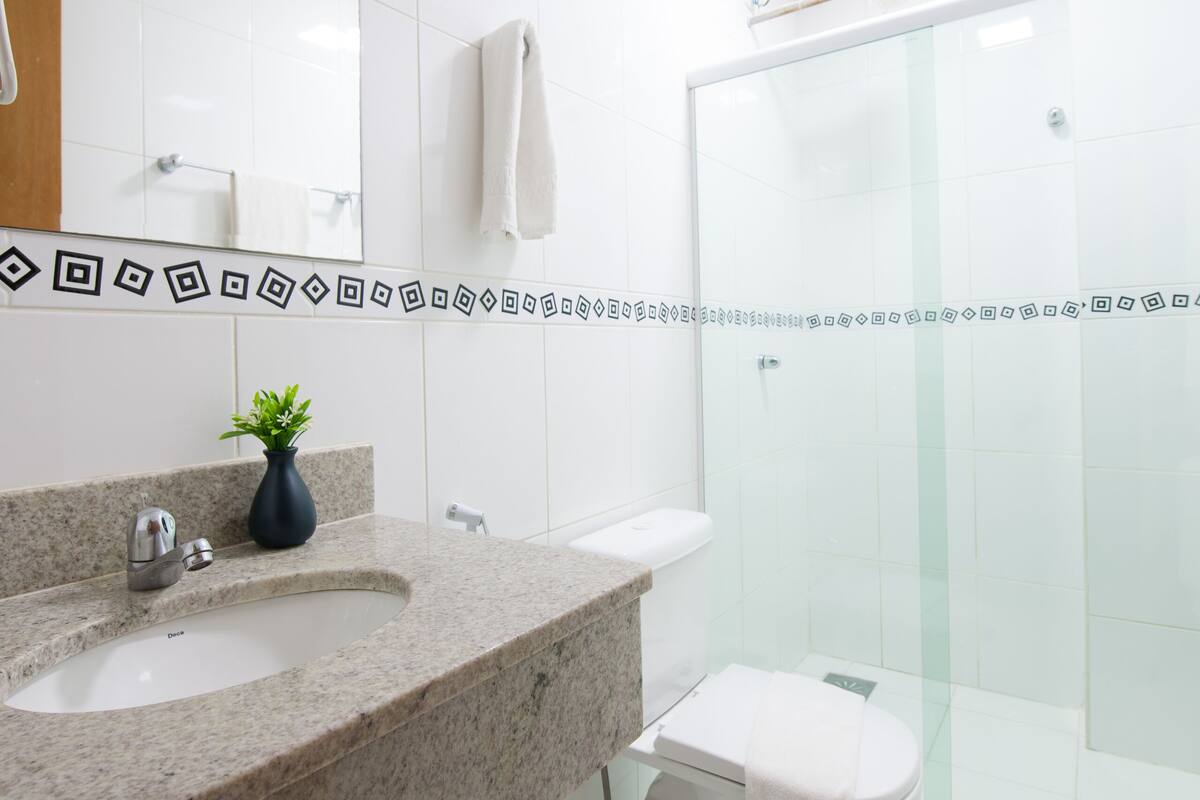 shower, free toiletries, hair dryer, towels